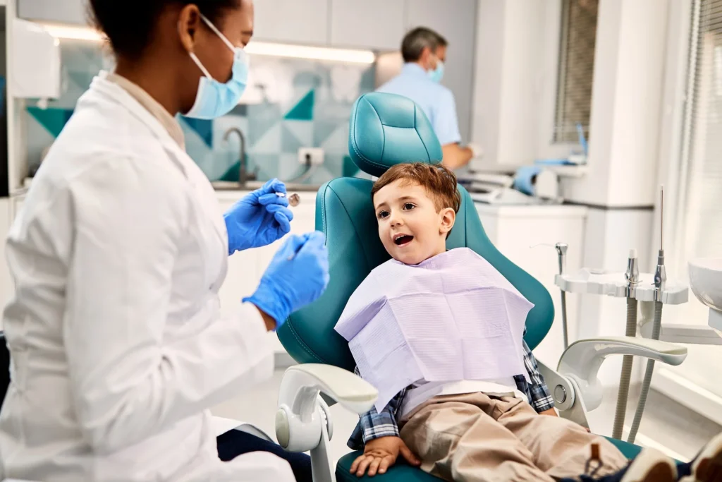Dentista atendiendo a un niño en clínica dental Doctores Ya en Mataró